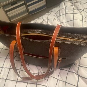 DOONEY & BURKE BROWN LEATHER PURSE